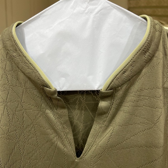 NIKE Dri-Fit Ladies Golf Shirt LIKE NEW Size M - Picture 2 of 5